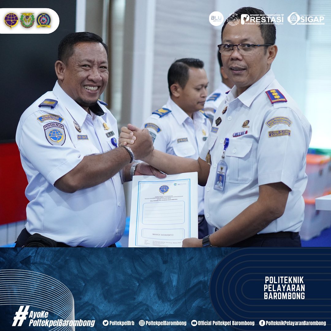 You are currently viewing Direktur Politeknik Pelayaran Barombong Capt. Mochammad Abduh, M.M.Tr. menyerahkan SK kenaikan pangkat dan SK perpindahan pegawai di Lingkungan BPSDM Kementerian Perhubungan yang bertempat di Ruang Rapat Politeknik Pelayaran Barombong